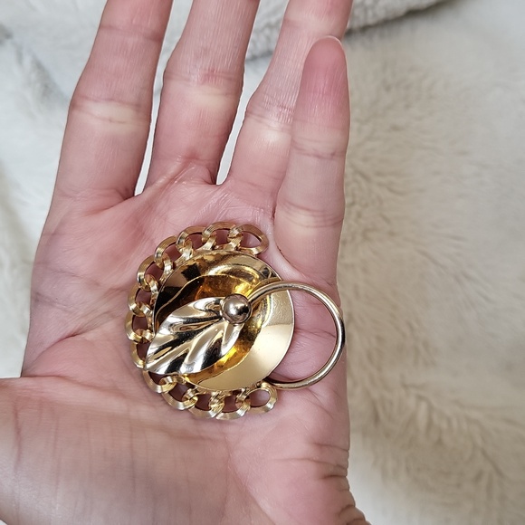 Gold Tone Leaf Brooch! - Picture 7 of 9